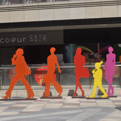 Скульптура искусства человека нержавеющей стали скульптуры артиста балета девушки идя